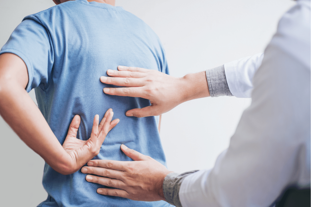 sesión de osteopatía Osteópata examinando paciente